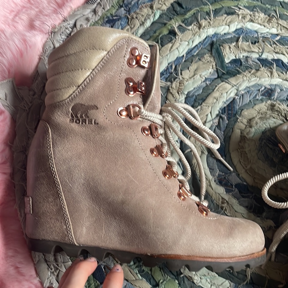 SOLD SOREL LEATHER hidden wedge combat boot tan & copper lace up bohemian chic - Picture 4 of 11